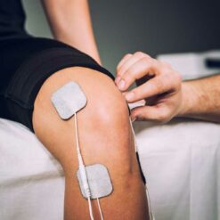 Sports TENS -smärtlindrare elektroder på knä